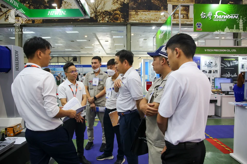 Đoàn khách tham quan đang trao đổi với TECOTEC về máy đo tọa độ 3 chiều Accretech Đoàn khách tham quan đang trao đổi với TECOTEC về máy đo tọa độ 3 chiều Accretech