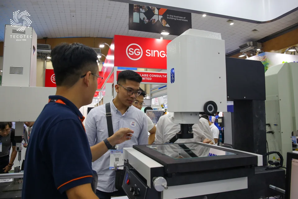 Khách tham quan tại khu vực trưng bày máy đo 2D tự động Jinuosh Khách tham quan tại khu vực trưng bày máy đo 2D tự động Jinuosh