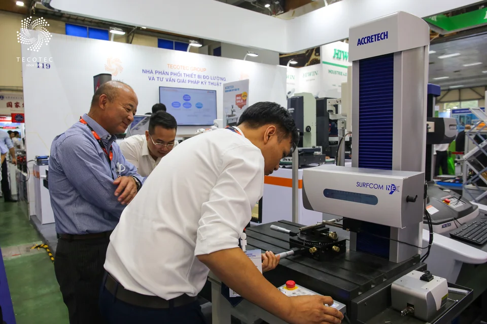 Khách tham quan có thể đo trực tiếp các chi tiết của mình tại gian hàng I19 Khách tham quan có thể đo trực tiếp các chi tiết của mình tại gian hàng I19