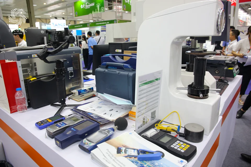 Khu vực trưng bày thiết bị quan trắc môi trường Khu vực trưng bày thiết bị quan trắc môi trường