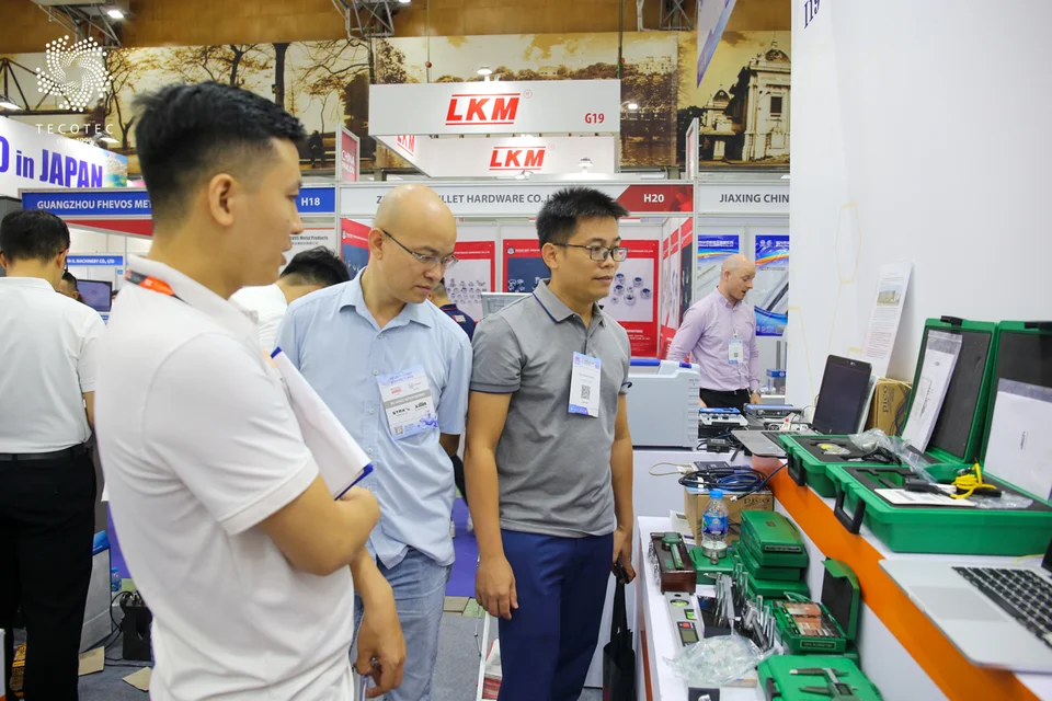 Khách tham quan khu vực trưng bày thiết bị đo cơ khí chính xác nhỏ gọn cầm tay Khách tham quan khu vực trưng bày thiết bị đo cơ khí chính xác nhỏ gọn cầm tay