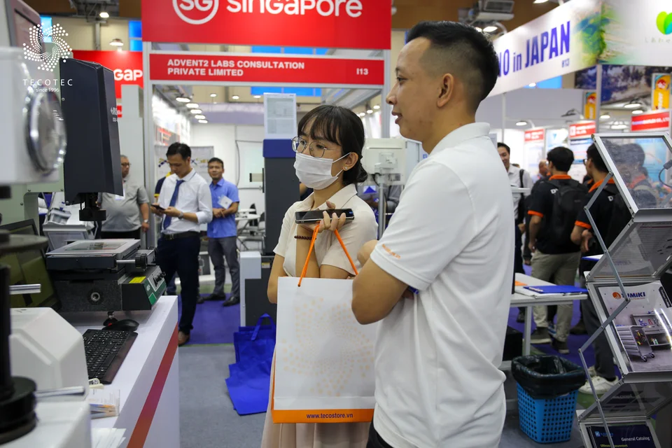 Khách hàng nhận túi quà của TECOTEC khi ghé thăm gian hàng I19 Khách hàng nhận túi quà của TECOTEC khi ghé thăm gian hàng I19