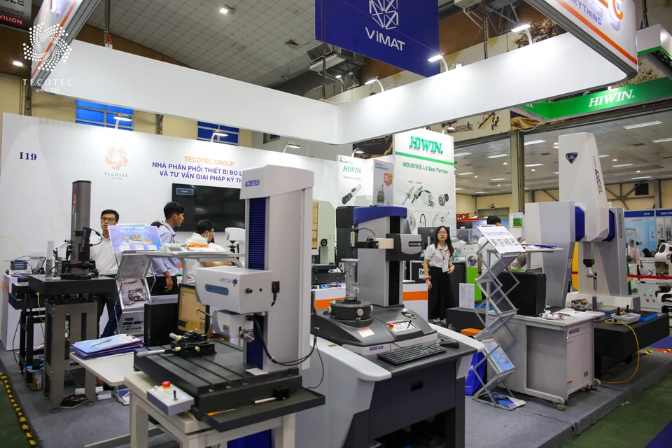 Khu vực trưng bày các máy lớn thuộc dòng thiết bị đo cơ khí chính xác Khu vực trưng bày các máy lớn thuộc dòng thiết bị đo cơ khí chính xác