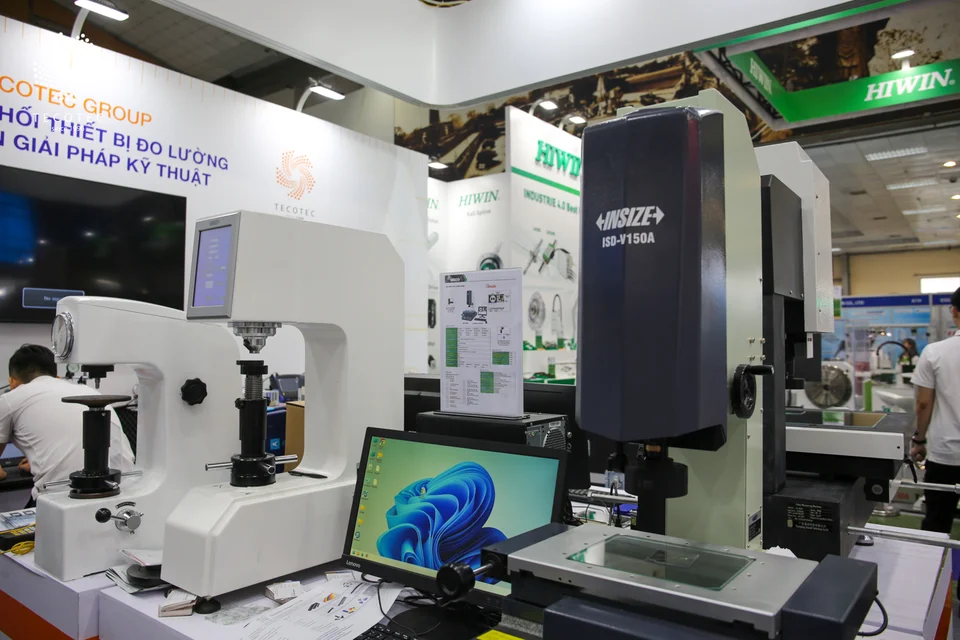 Khu vực trưng bày các máy đo độ cứng TMK, kính hiển vi Insize Khu vực trưng bày các máy đo độ cứng TMK, kính hiển vi Insize