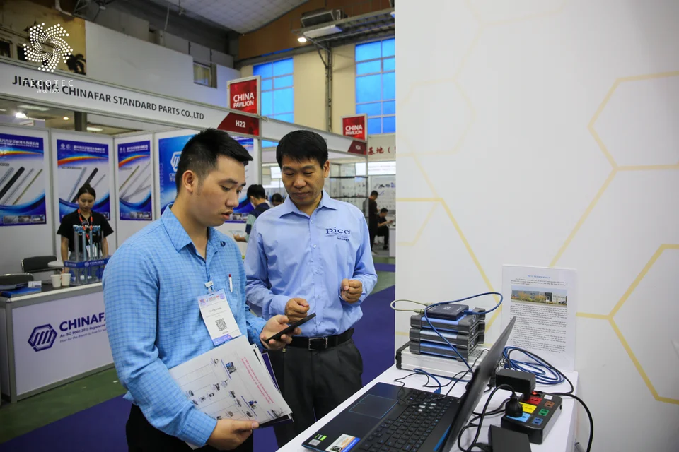 Khách hàng tại khu vực trưng bày thiết bị đo điện, tần số vô tuyến Pico Technology Khách hàng tại khu vực trưng bày thiết bị đo điện, tần số vô tuyến Pico Technology