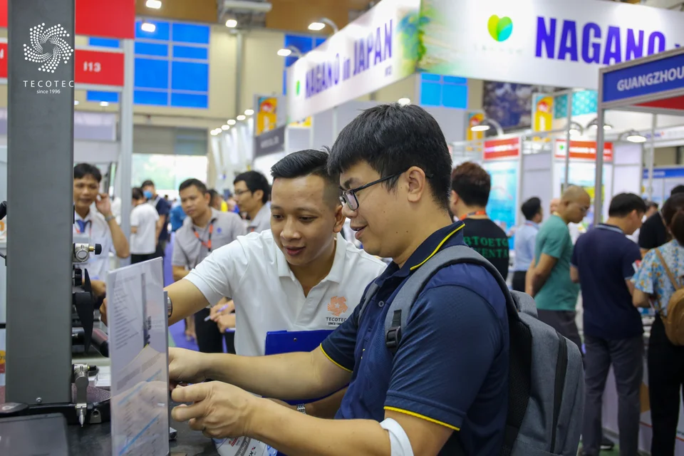 Khách hàng tại khu vực trưng bày thước đo cao Trimos V4 Khách hàng tại khu vực trưng bày thước đo cao Trimos V4