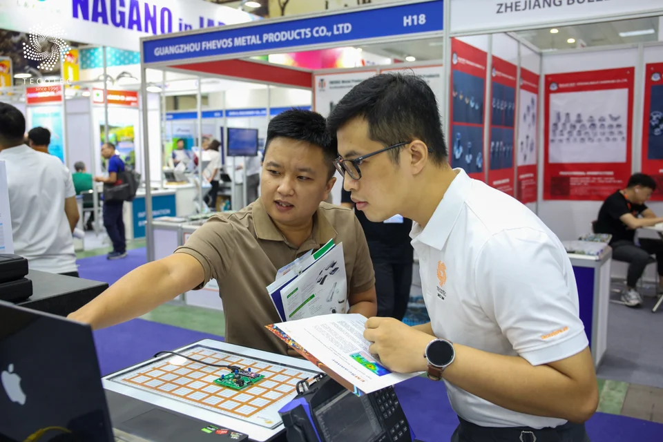 Khách hàng tại khu vực trưng bày EMScanner Khách hàng tại khu vực trưng bày EMScanner